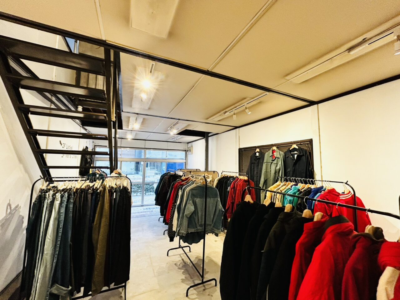 無人古着店「Penguin Vintage」店内の様子