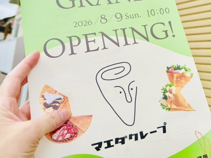 「マエダクレープ」店頭看板とフライヤー