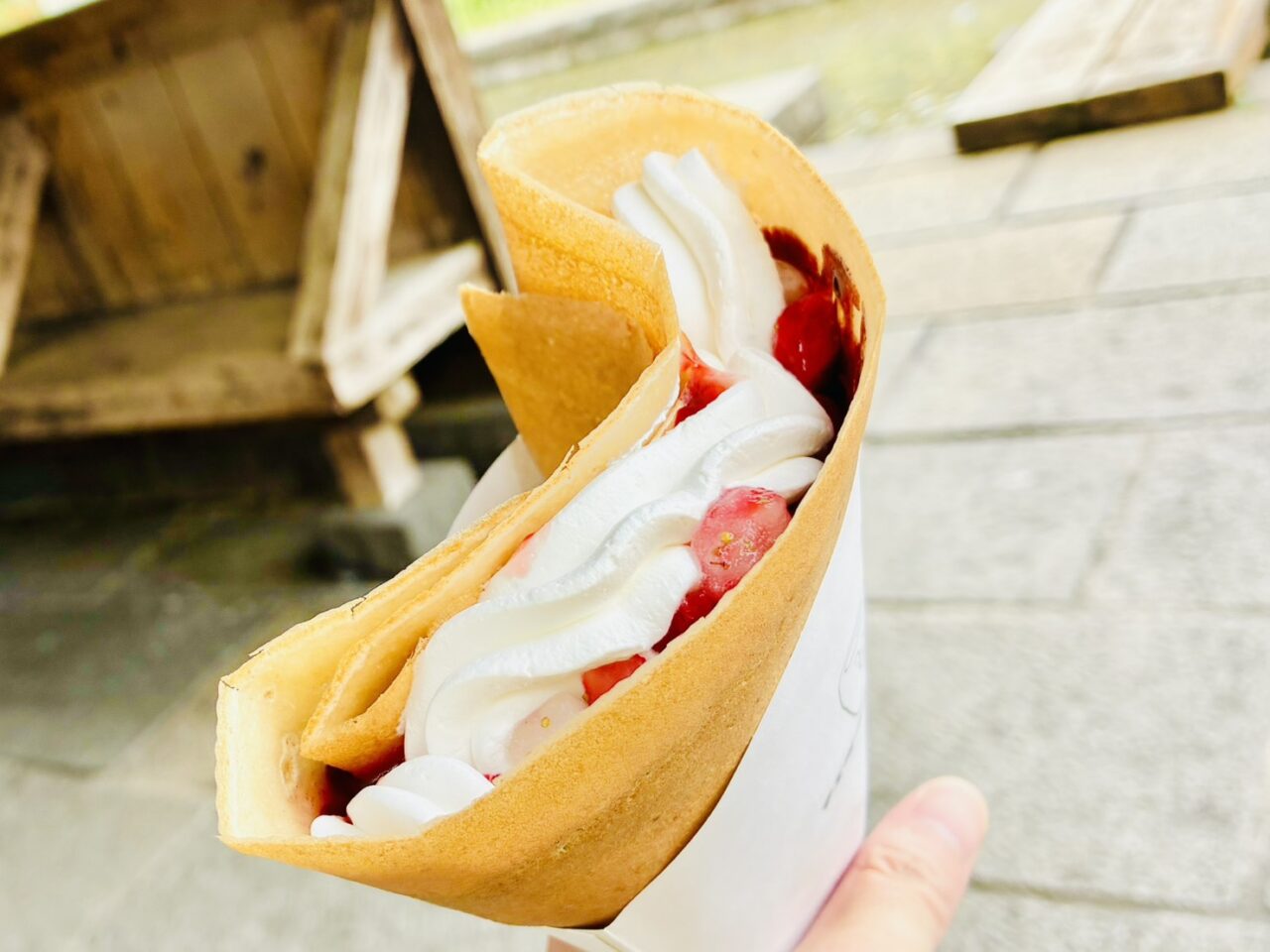 「マエダクレープ」のフローズンイチゴのクレープ