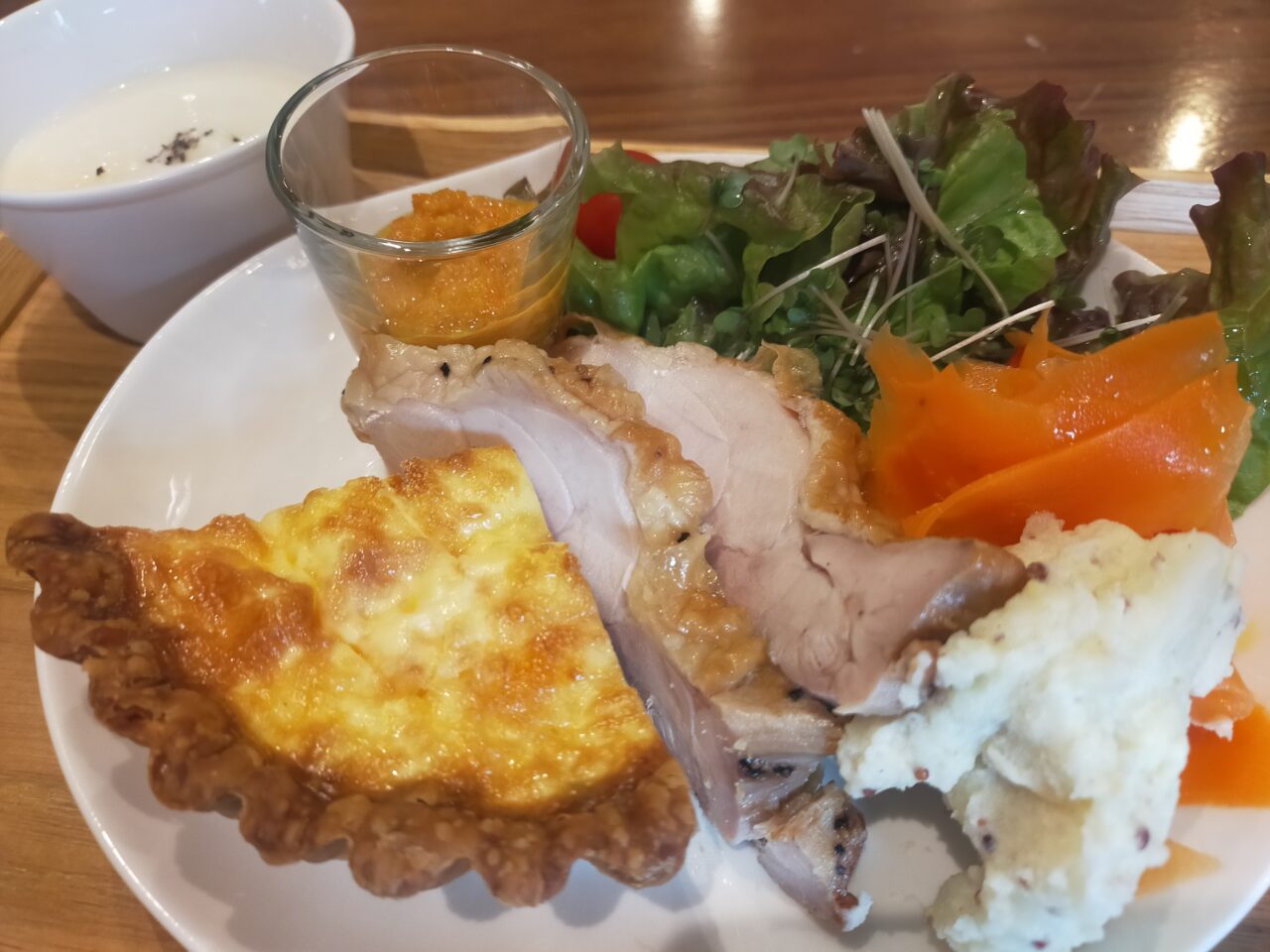 NEJIのランチのキッシュプレート