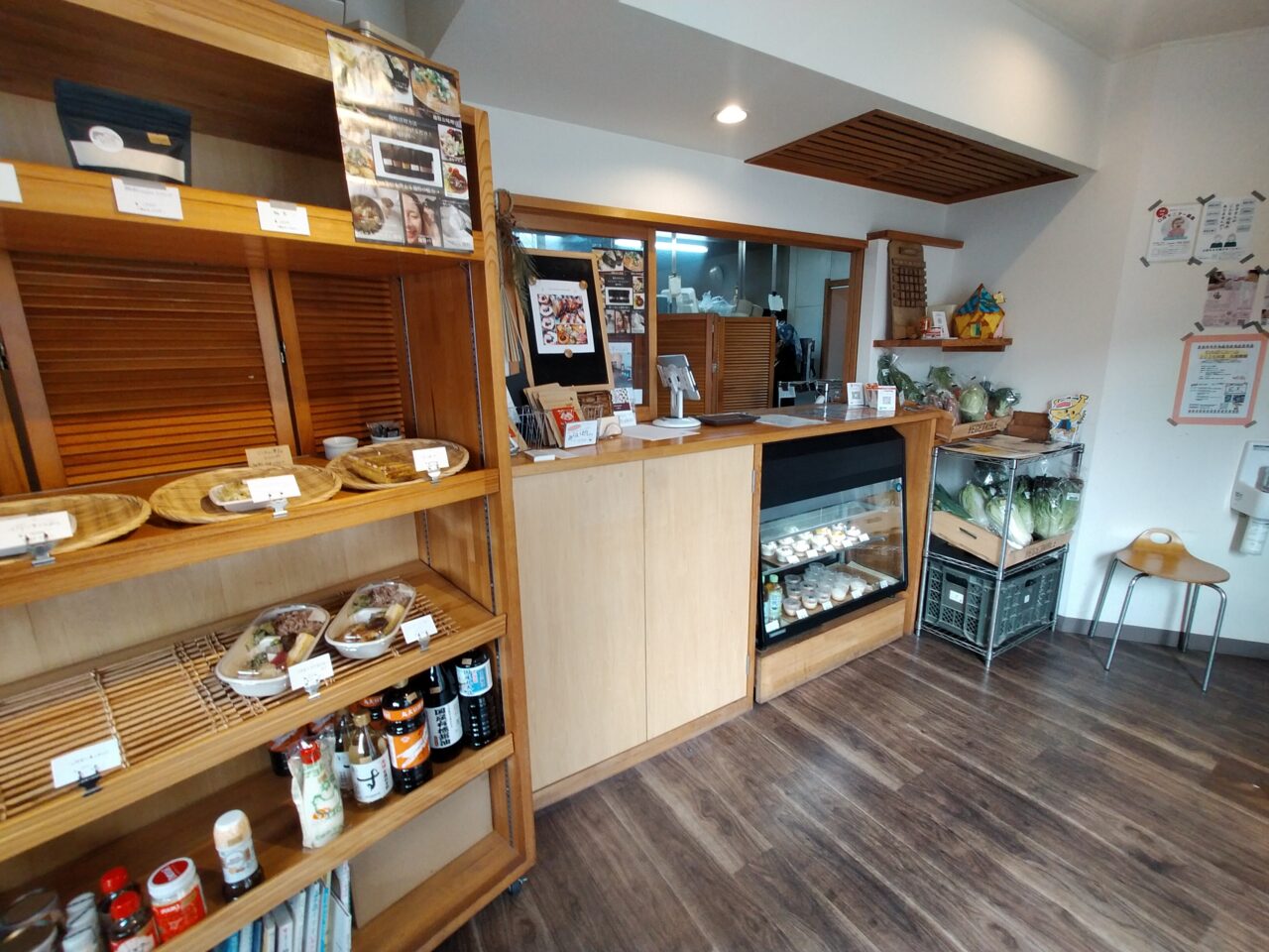 おかずや+CAFEの店内