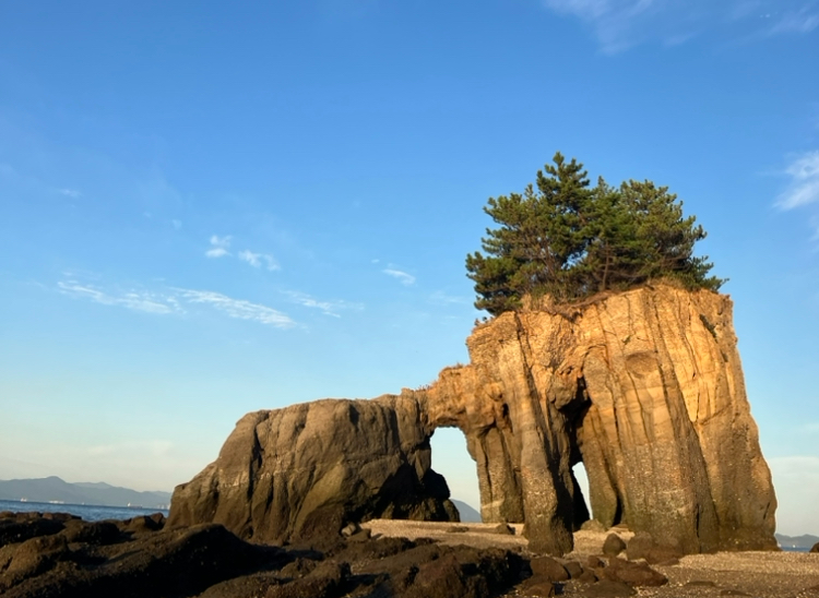 くぐり岩