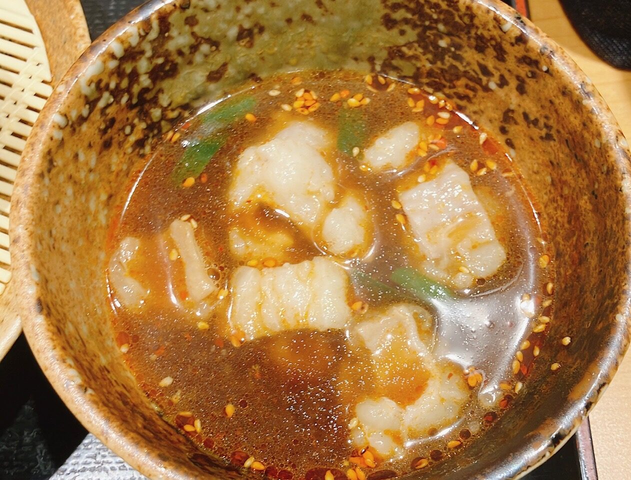 2026年8月「えきめんや上大岡京急店」旨辛冷盛！ゴロっと牛もつつけそば02