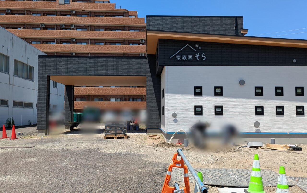 新潟市中央区鐙西の家族葬そら 紫竹山ホール建設中の外観