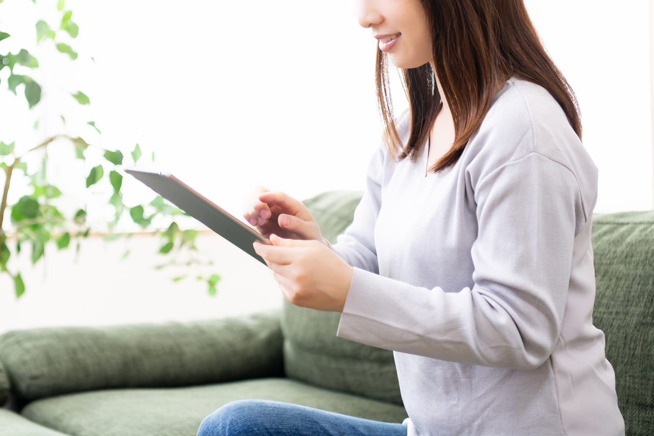 タブレットを使うイメージ写真
