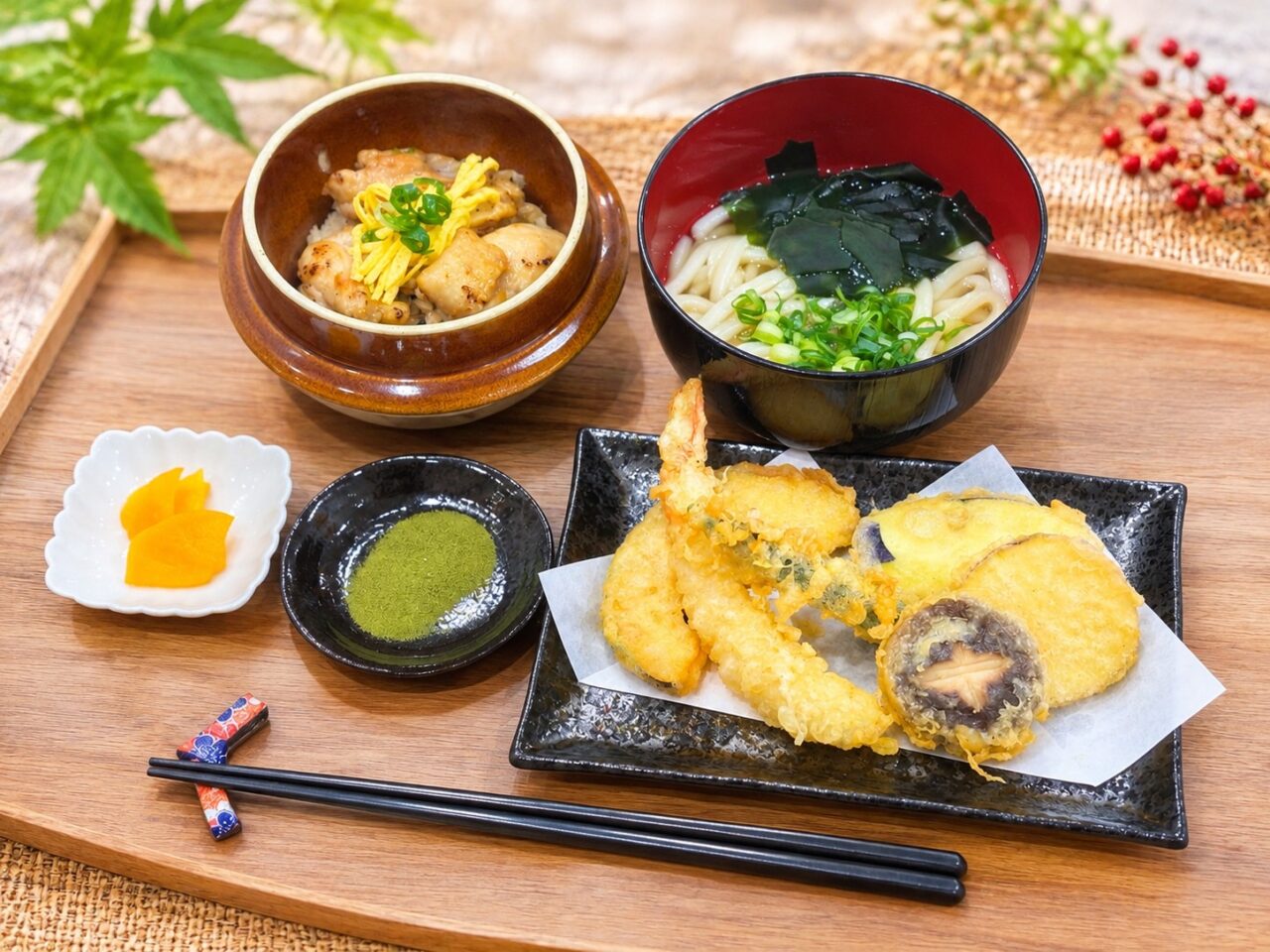鶏の炊き込みごはん、うどん、天ぷら盛り合わせの季節の味覚御膳