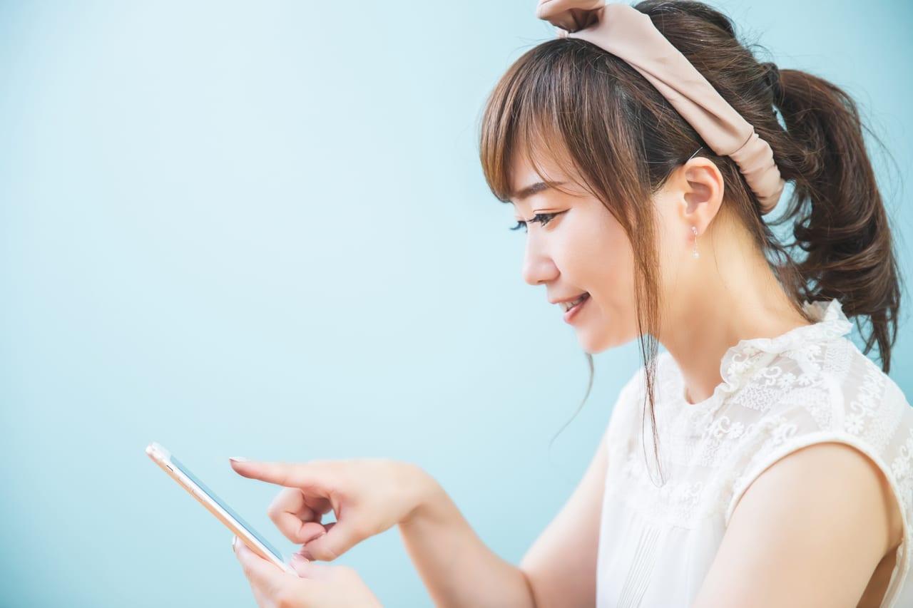 フリー素材サイトから取得したスマホ操作イメージ