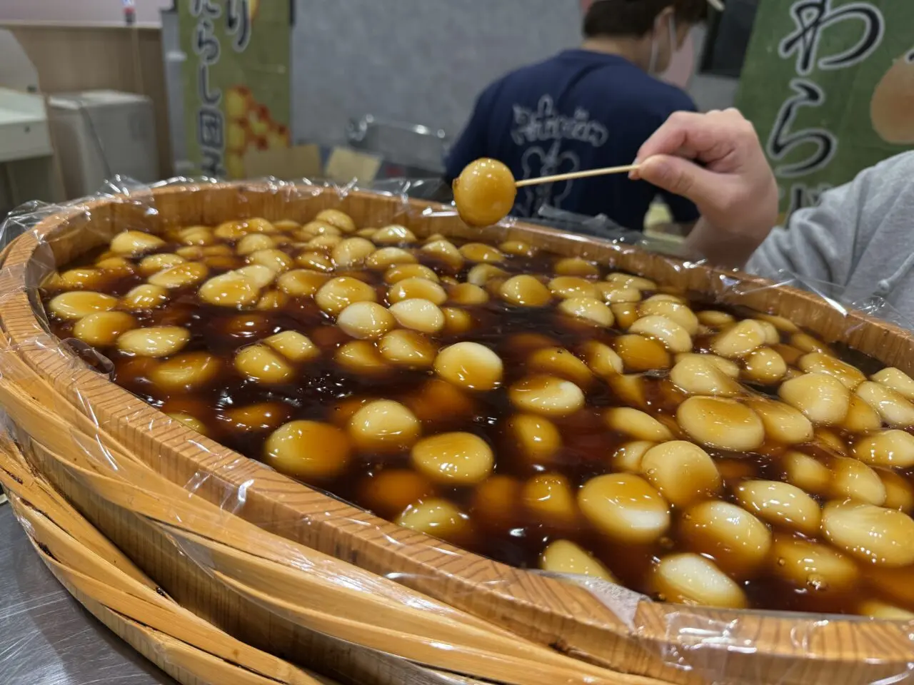 木桶にたっぷり入ったどっぷりみたらしだんご