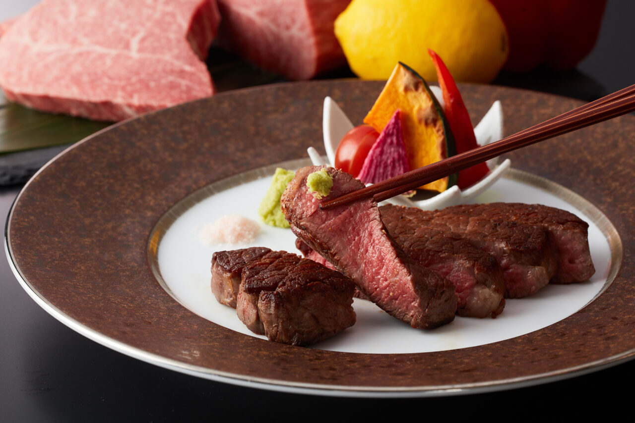 コース一例：【和の空間で過ごす】 日本料理「四季」で味わう、大人のための米沢牛クリスマスコース 館内の日本料理「四季」では、上質な米沢牛をステーキやフィレステーキで堪能できる特別コースを提供中。赤身と脂のバランスが絶妙な米沢牛を、和食の技で上品に仕上げたメニューは、まさに大人のためのご褒美ディナー。 落ち着いた和の空間で、目の前に広がる日本庭園を眺めながらいただくひとときは、特別感たっぷり。お料理に合わせて、乾杯ドリンクのサービスも用意されています。 【提供期間】2025年12月19日（金）〜25日（木）※22日（月）は休業 【予約】2名以上、事前予約制（シャトーブリアンコースは3日前まで） 【コース一例】 　・米沢牛シャトーブリアンコース 　・米沢牛フィレステーキコース 　