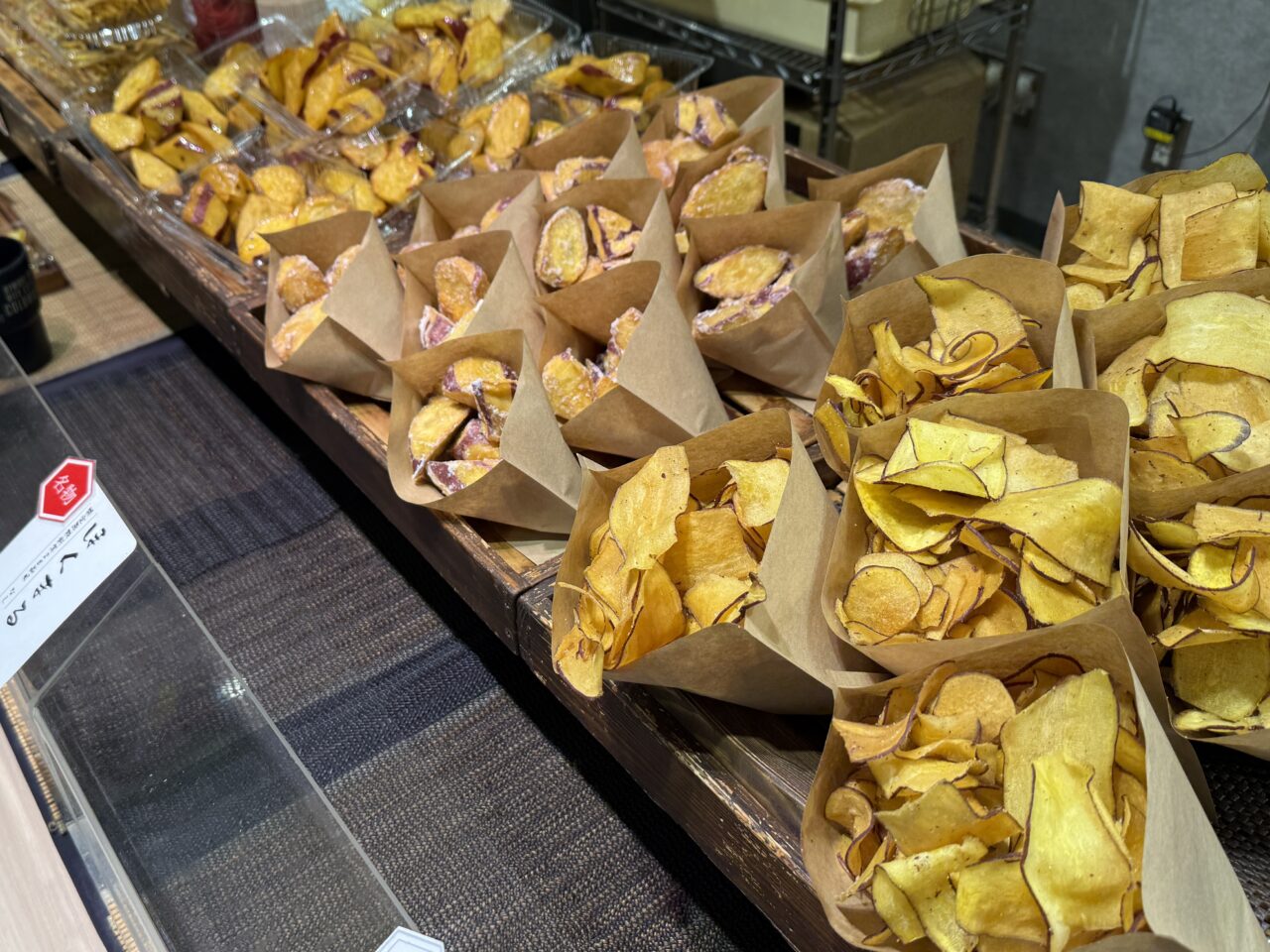 さつまいもチップスと芋けんぴなどが並ぶ販売台