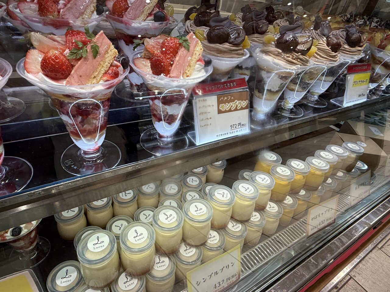 プリンアラモードやモンブランパルフェなどスイーツが並ぶショーケース／Lueur（リュール）