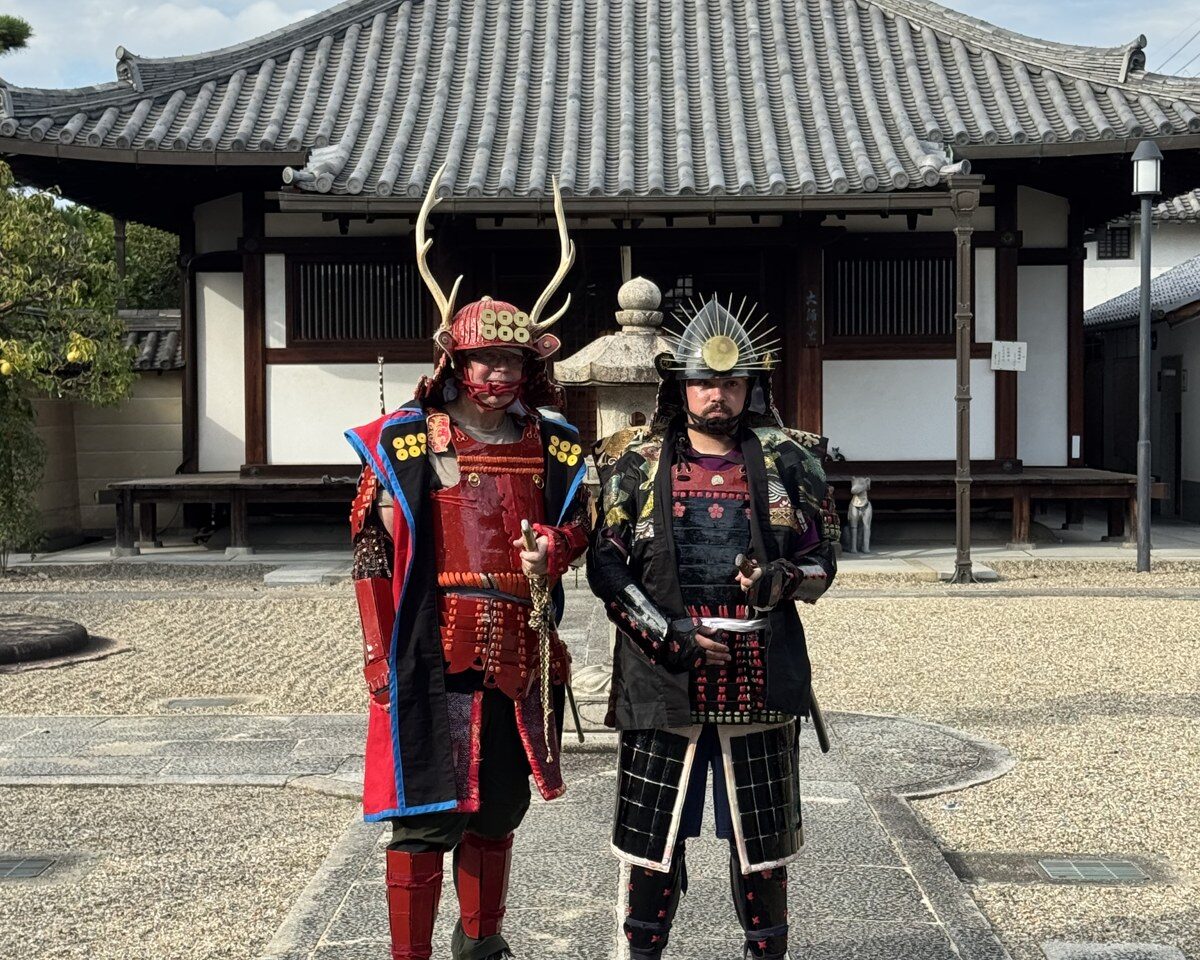 甲冑を着た2人と道明寺のお堂