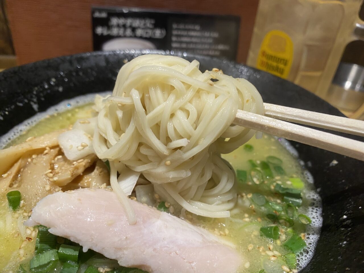 もっちりとした麺が特徴的な居酒屋「ぜろいち」の鶏そば
