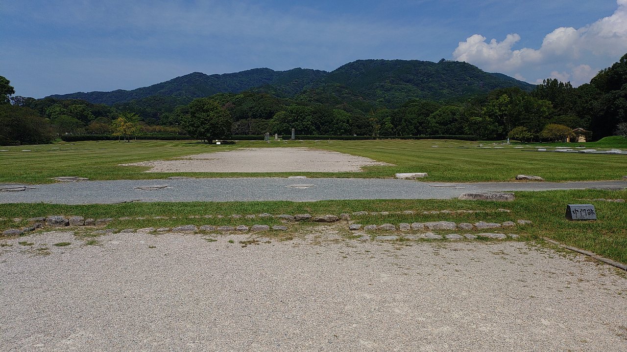 政庁跡から見る四王寺山