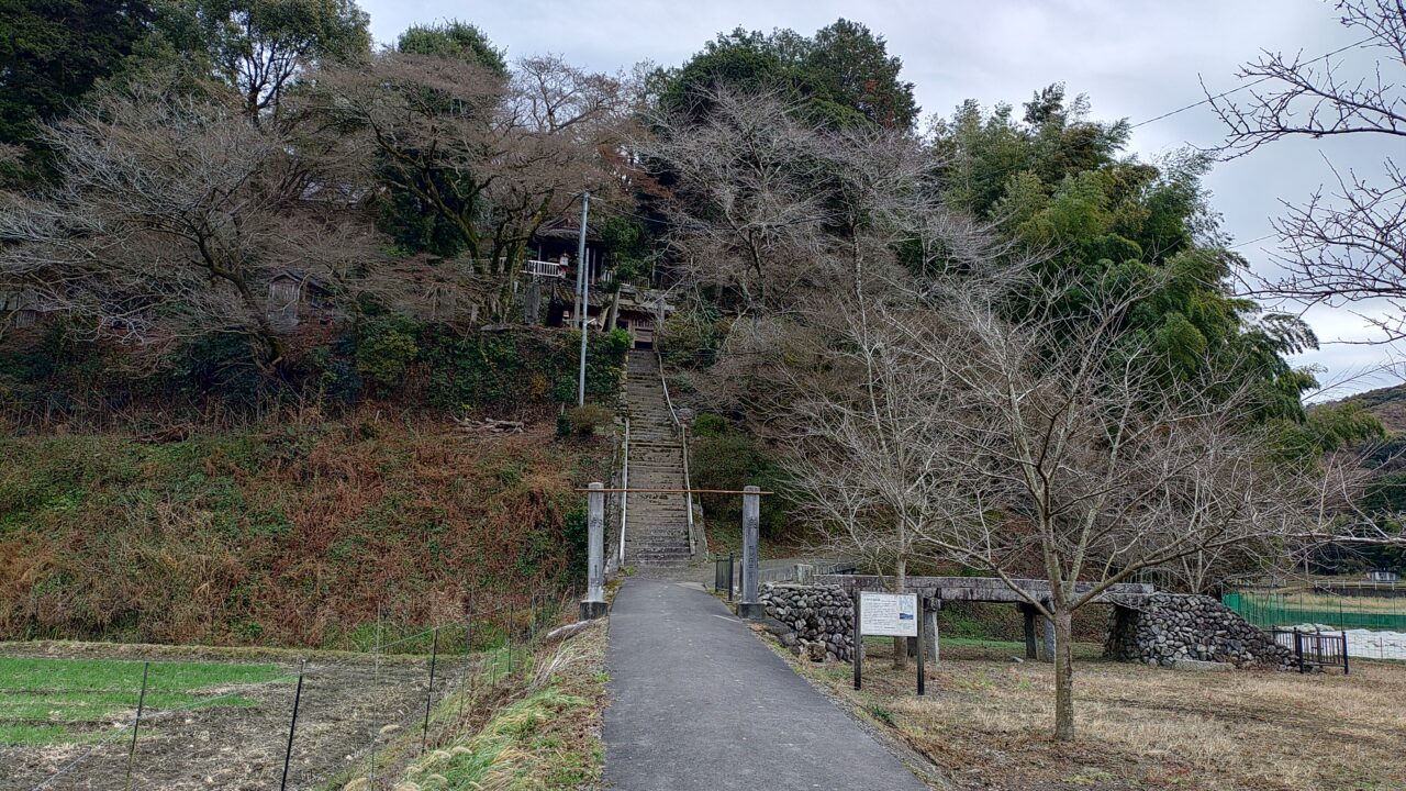 仁鳥の石造桁橋と日向石粟島神社