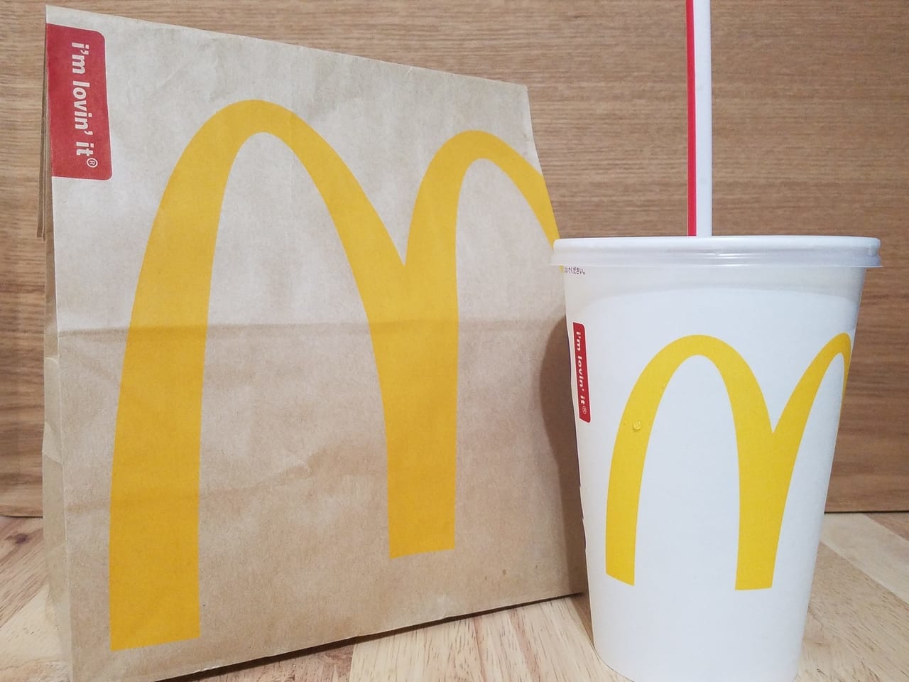 マクドナルドの紙袋とドリンクの紙パック