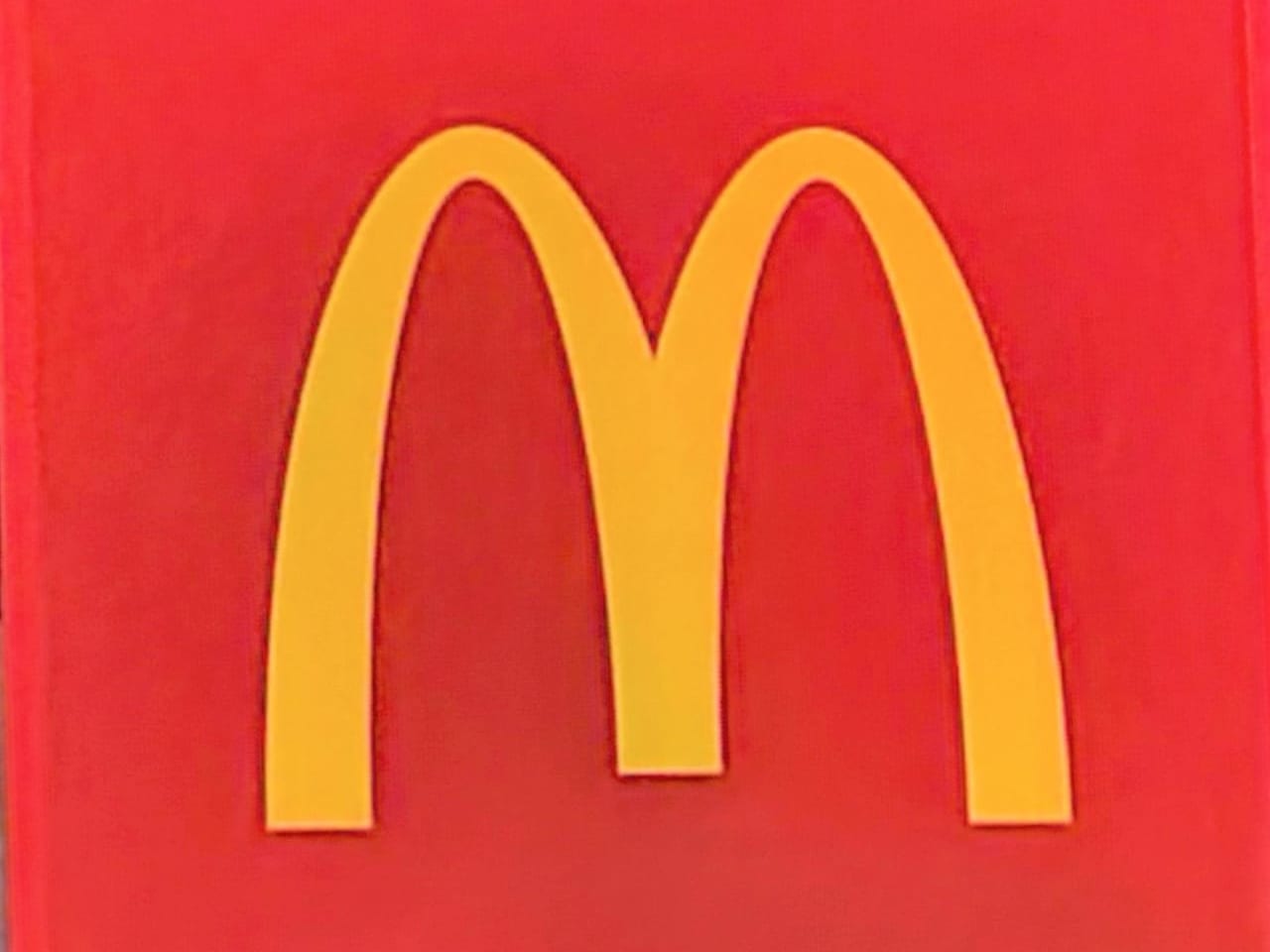 マクドナルドの看板（写真は住吉店）。