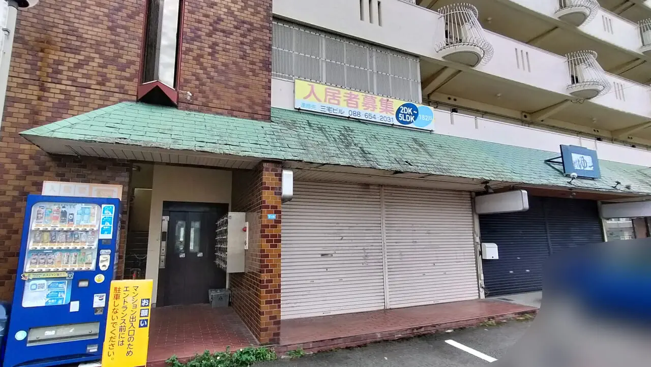 看板から店名がなくなってしまった「むさぼり處 ぺ」とテイクアウト専門店「カオマンガイと骨付き鳥 鷭鷭（ばんばん）」。画像提供：「きりんじ」様