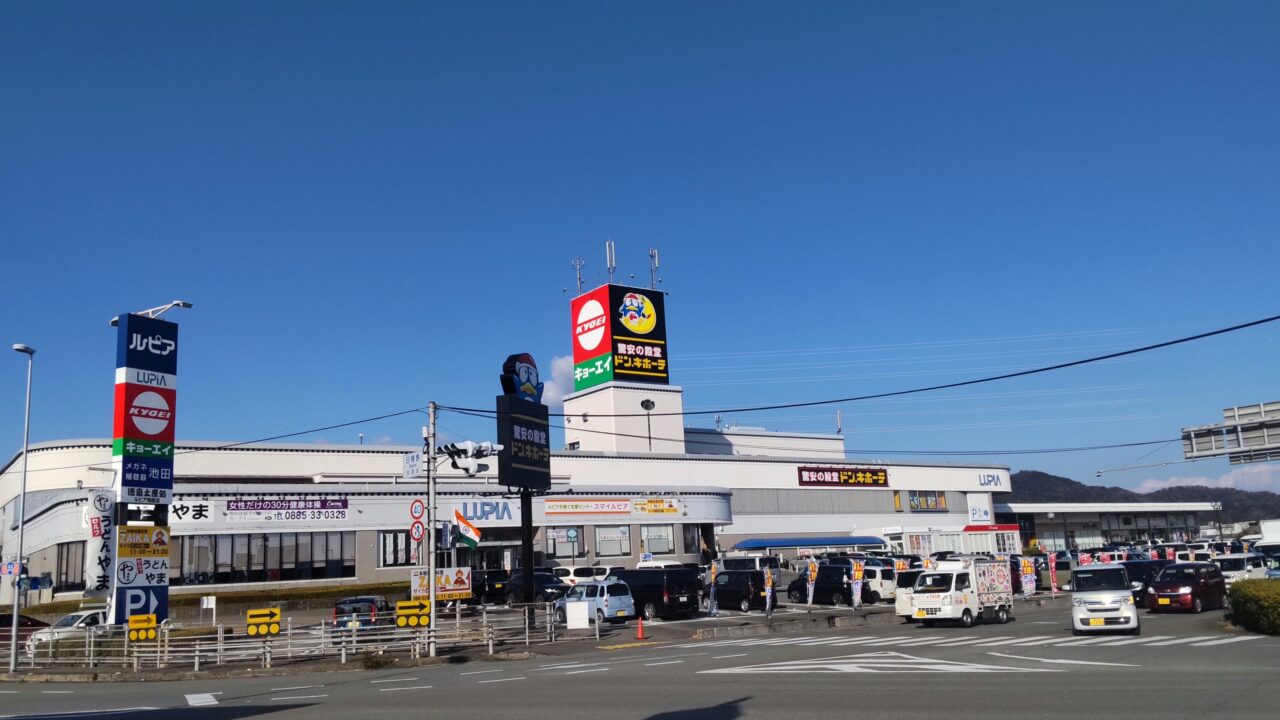 小松島ショッピングプラザ「LUPIA（ルピア）」店舗外観と周辺環境。画像提供：「まんさん」様