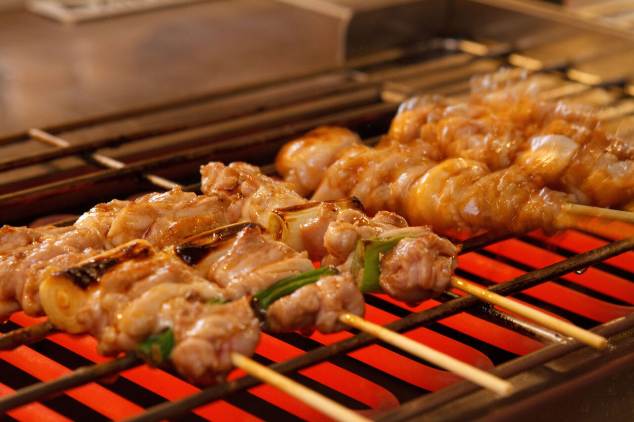 「やきとり大吉（白）」メニュー。焼き台イメージ。画像提供：「関係者」様