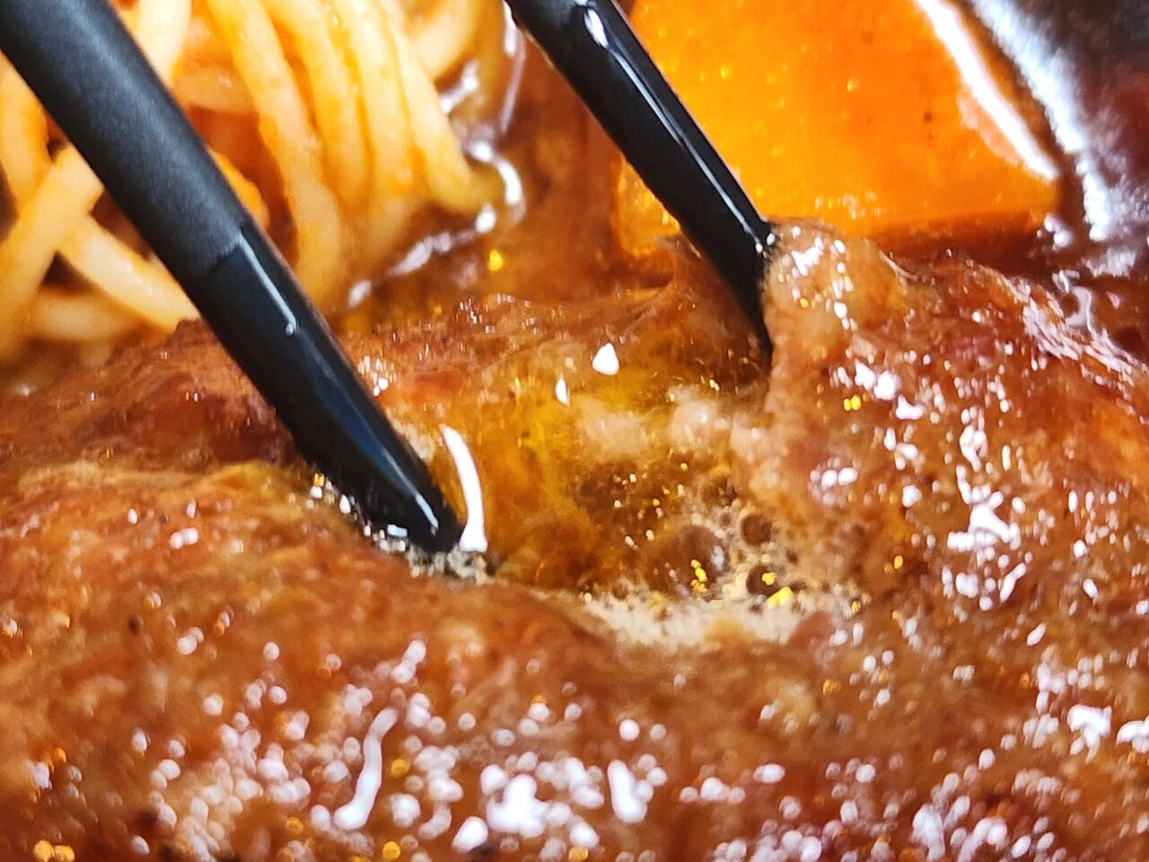 街のごはんや「はなはな食堂」鉄板ジューシー 厳選ハンバーグ定食のハンバーグ