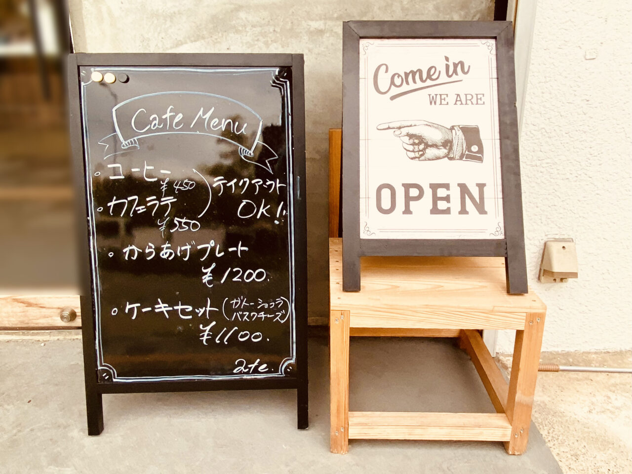 「CITY’S cafe（シティーズカフェ）」メニューボードなど。画像提供：「阿波國上櫻城主 篠原紫雲長房」様