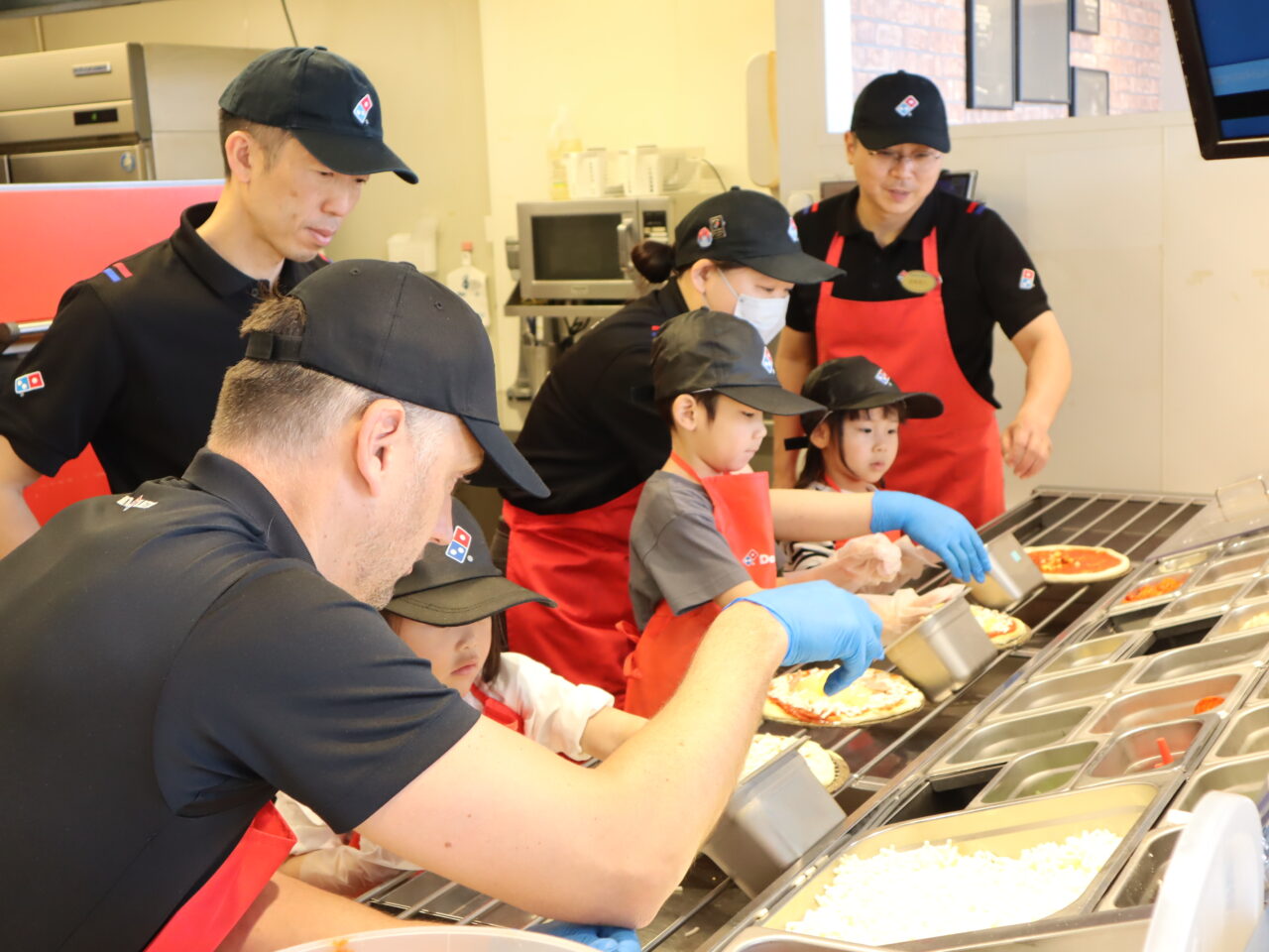 「ドミノ・ピザ 徳島北店」で開催されたピザ作り体験教室「ピザアカデミー」の様子