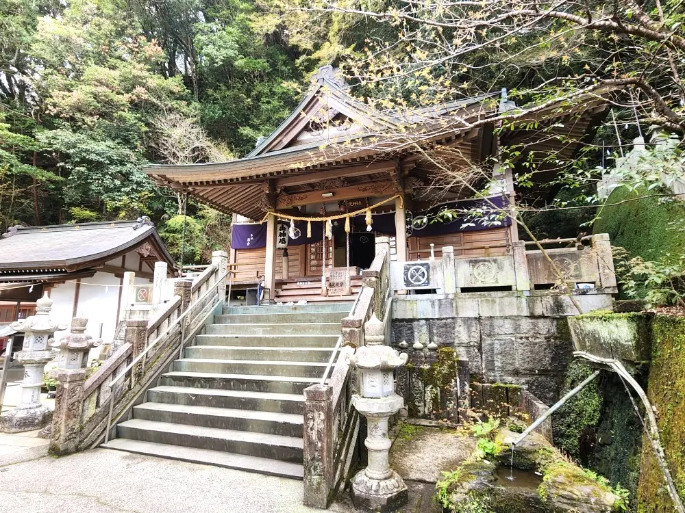 「賢見神社」