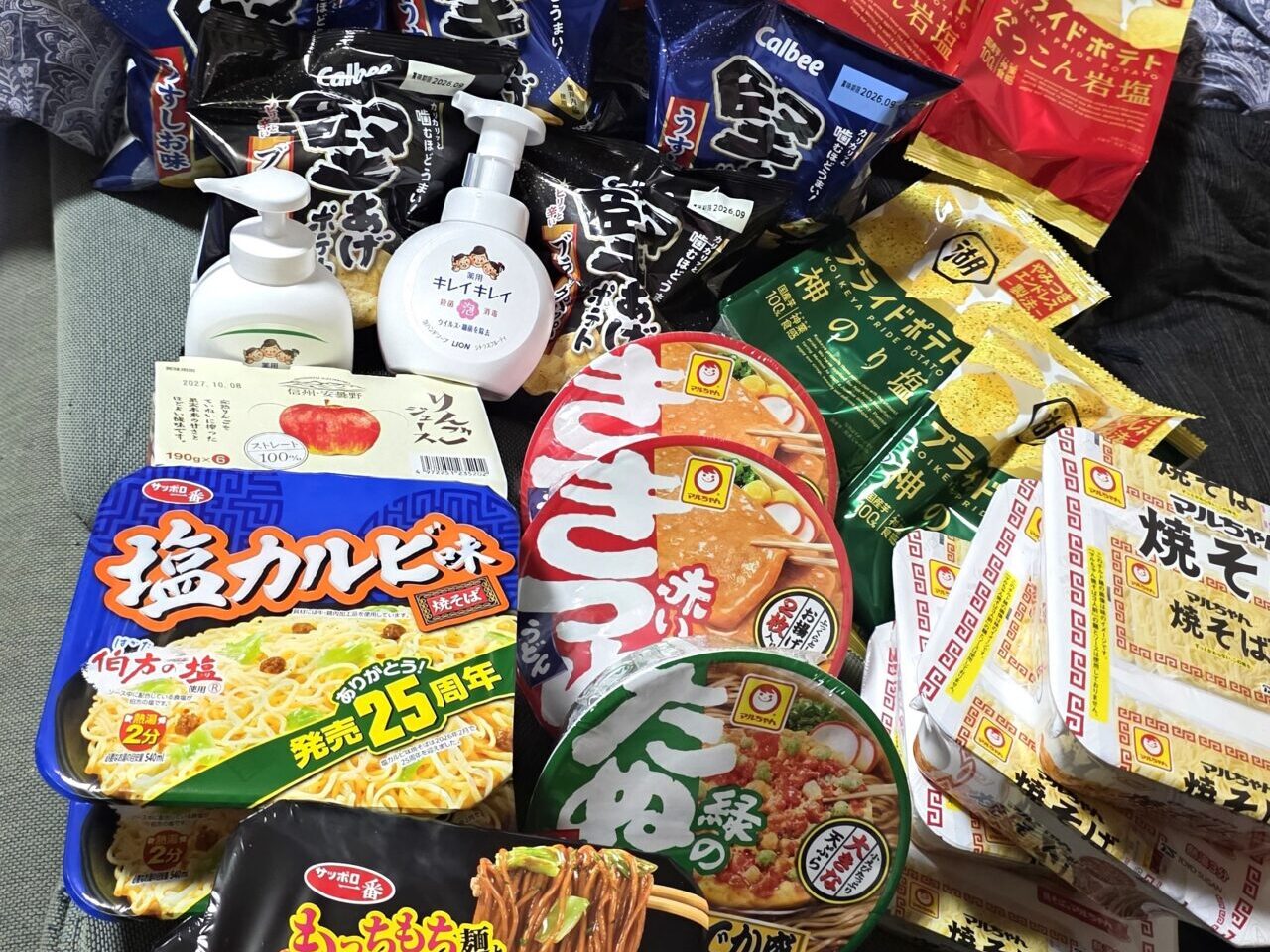 「ラウンドワン 徳島・万代店（ギガクレーンゲームスタジアム）」2,000円で獲得した景品の数々。画像提供：「ルナ」様