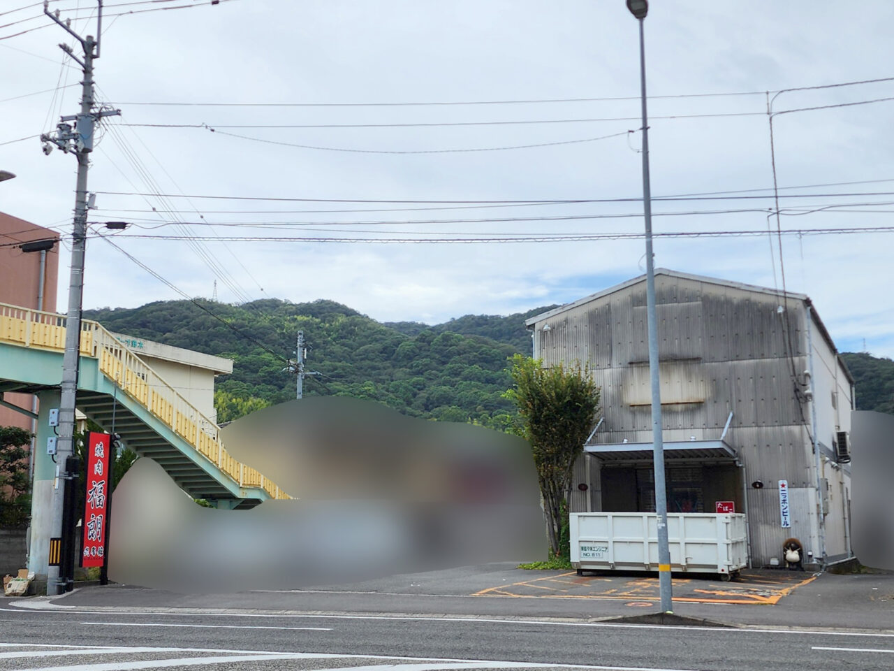 「焼肉福朗 弐番館」店舗外観＆周辺環境。※オープン準備中の8月末頃に撮影した写真