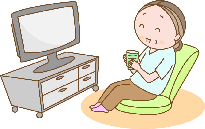 2026年6月7日テレビを見る高齢女性