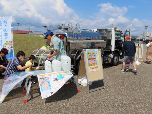 べにっこひろばで行われた水道週間のPR活動