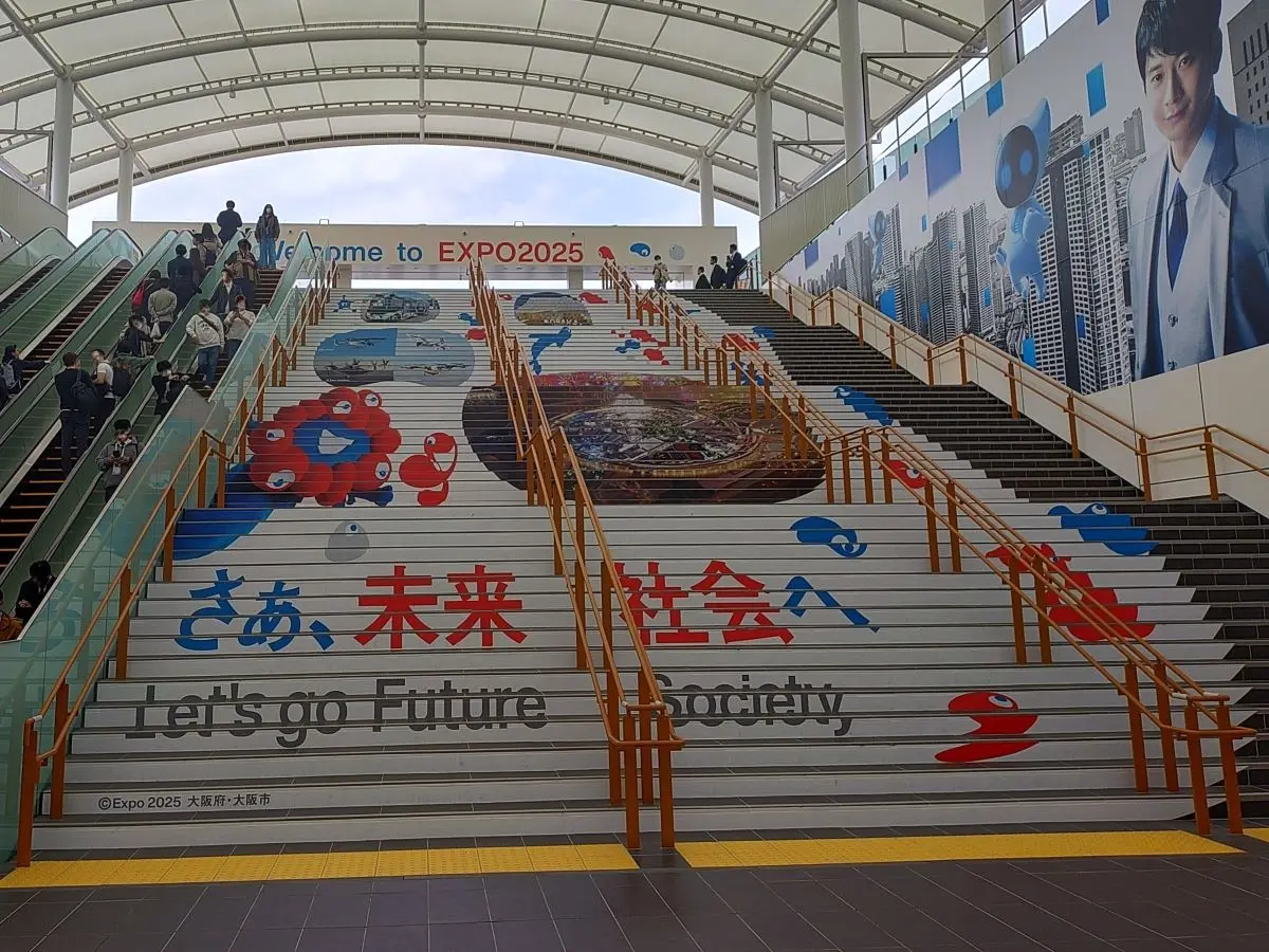 夢洲駅階段
