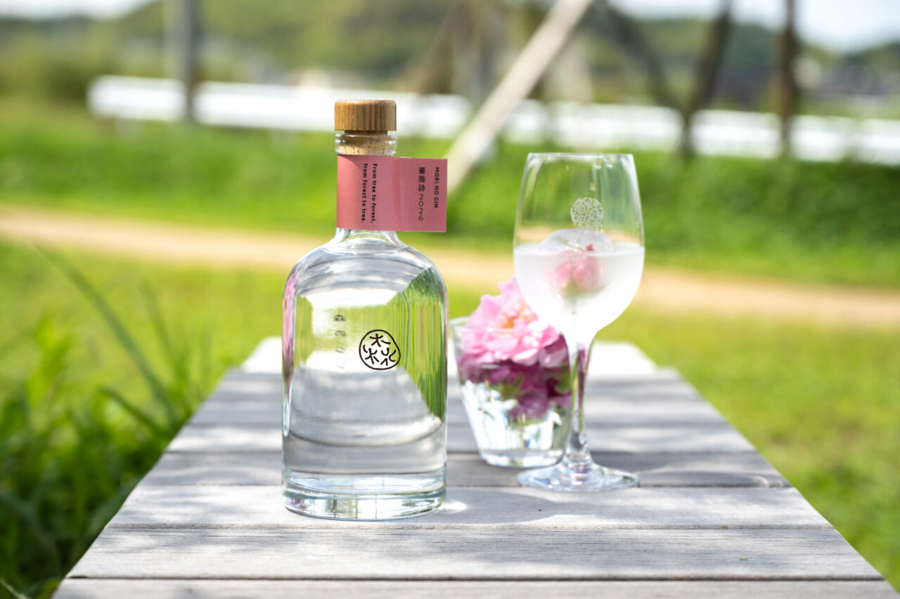 金沢市】ダマスクローズ約20輪を使用した「森のジン 薔薇詩2026」が