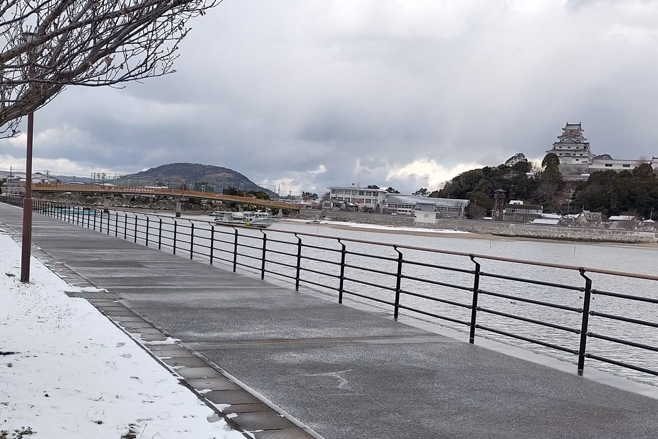 松浦川沿いの遊歩道は一部凍結