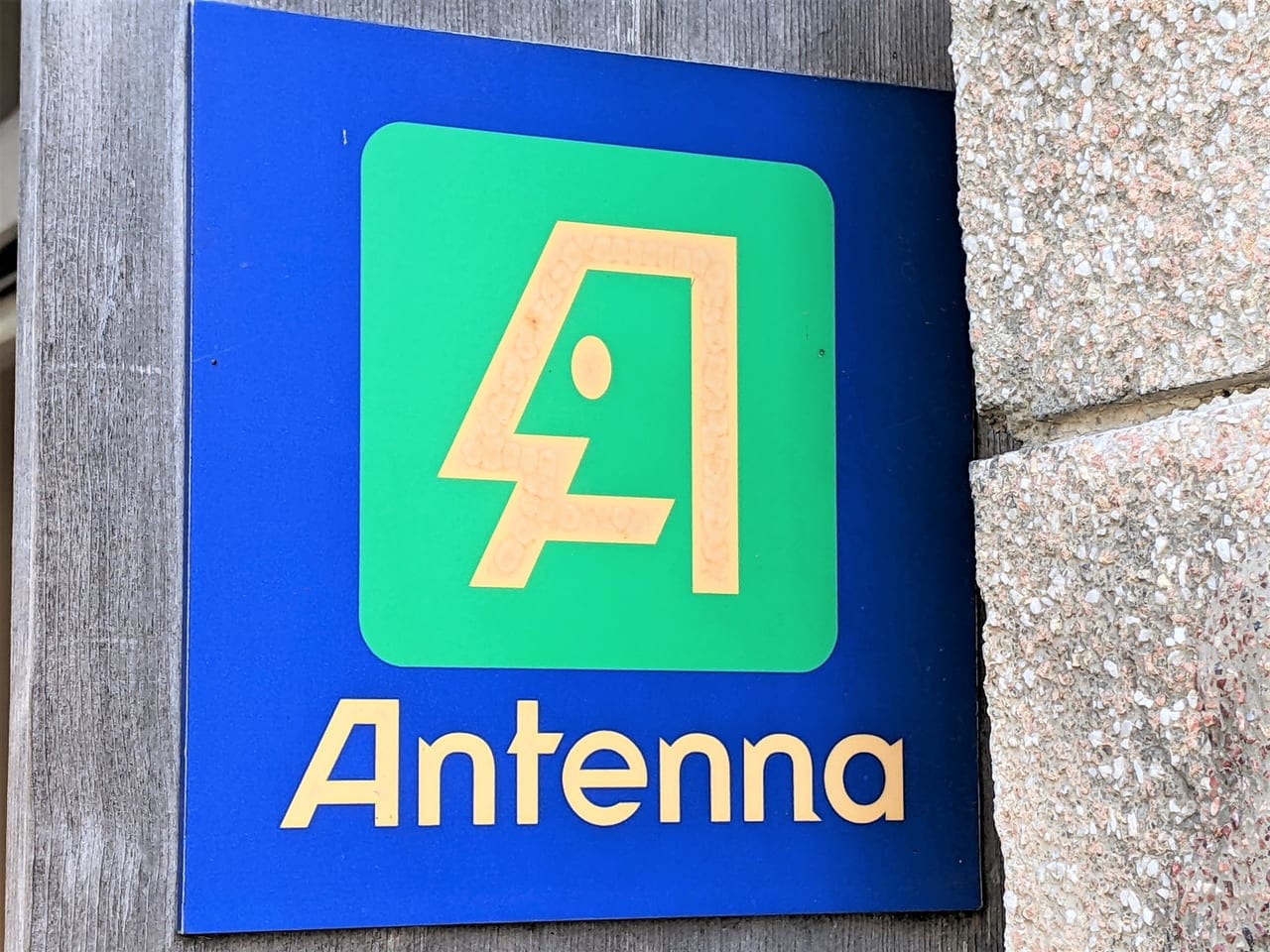 「cafe Antenna」の看板
