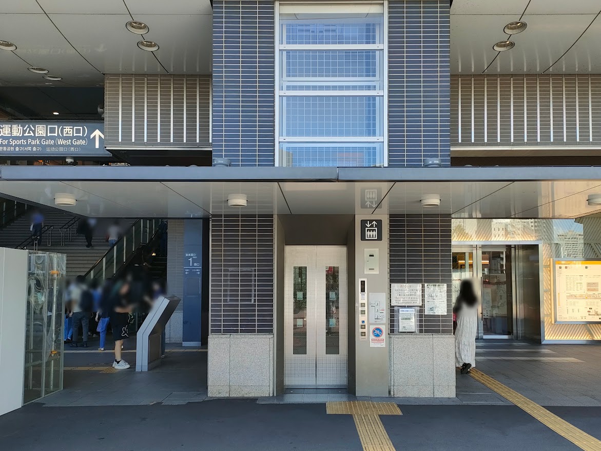 東西連絡通路エレベーター（1階）