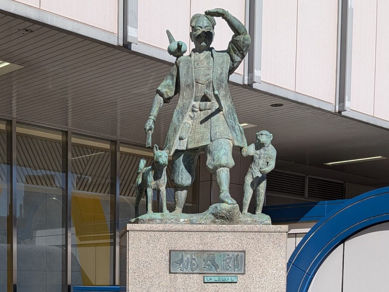 岡山駅桃太郎像