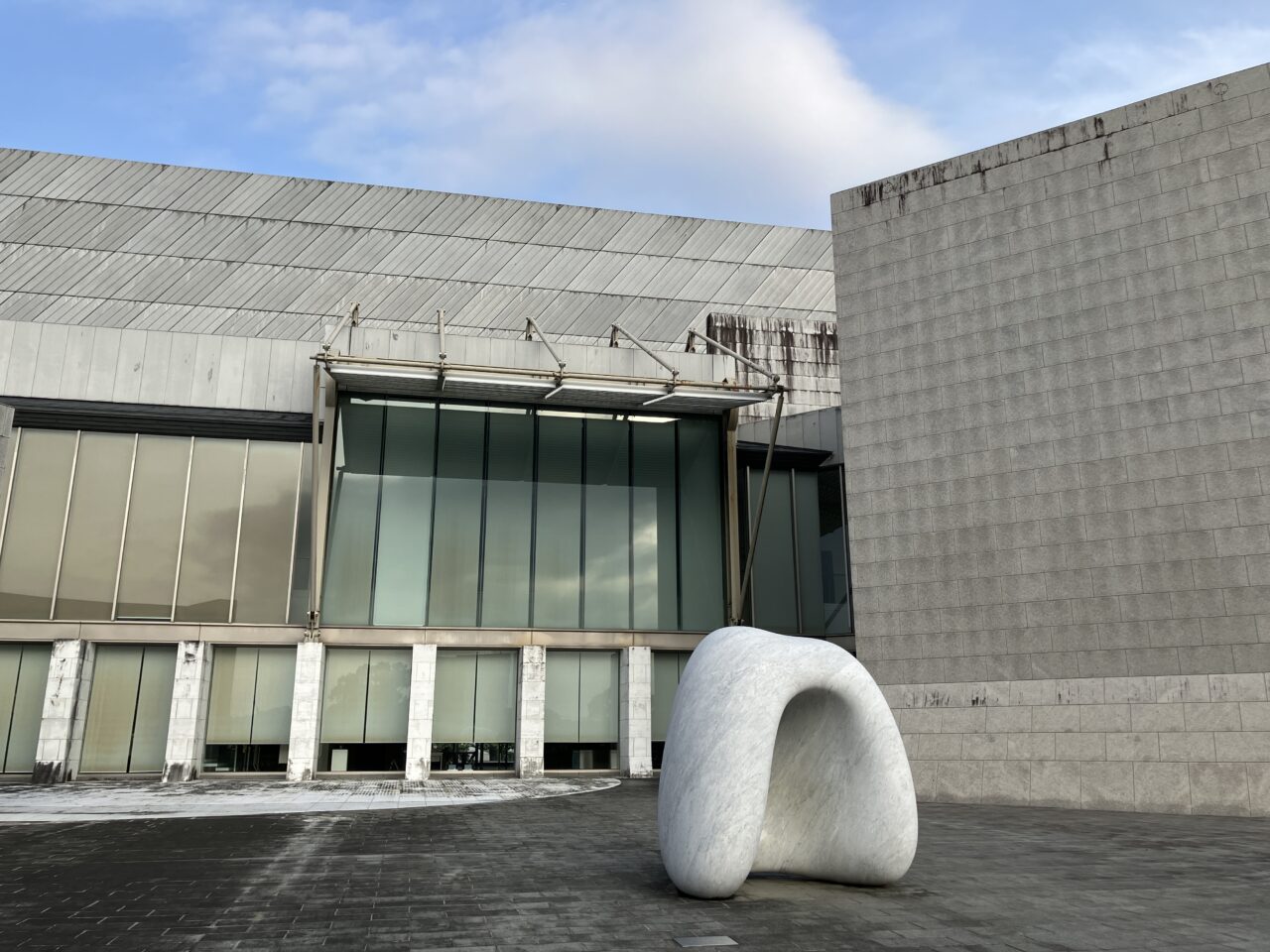 2025年宮崎県立美術館西側外観