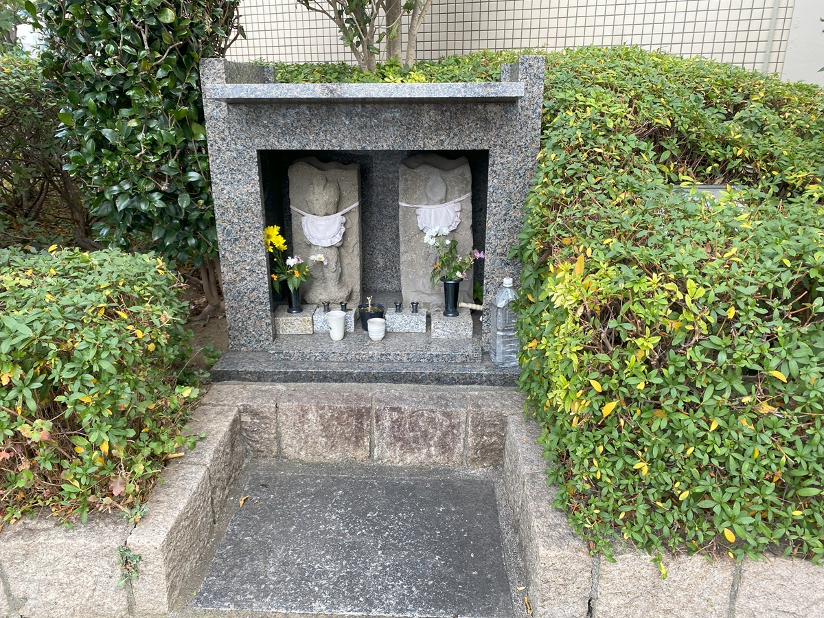 中根西三叉路にある馬頭観音・庚申塔