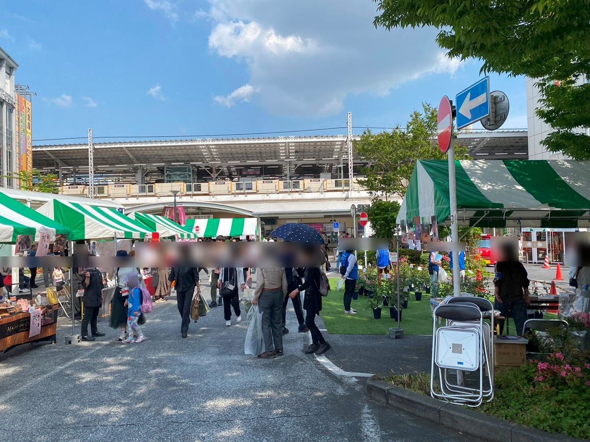 自由が丘スイーツフェスタ2025　駅前広場の様子