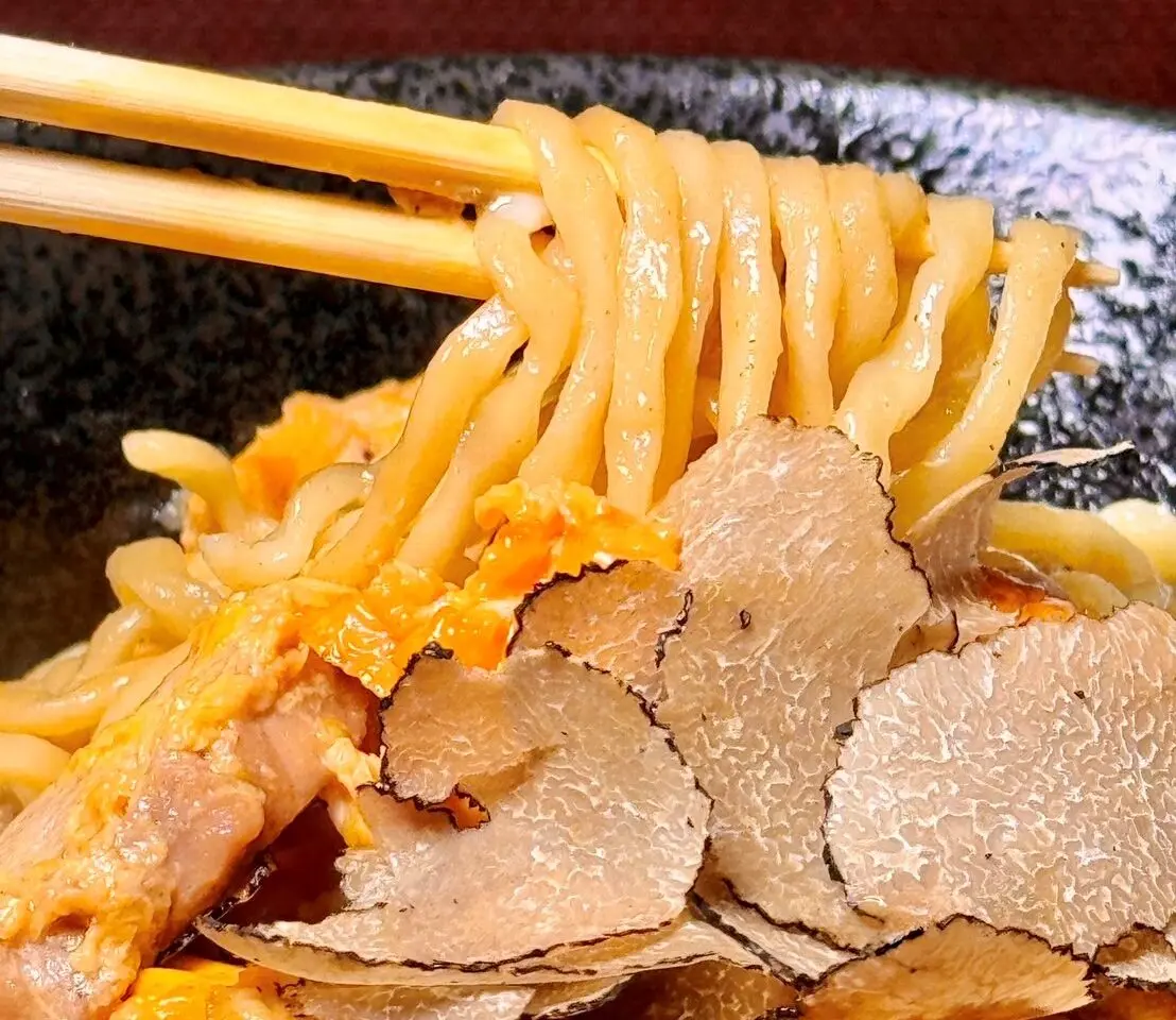 トリュフオイルとスライストリュフを贅沢に加えた「特上親子麺」