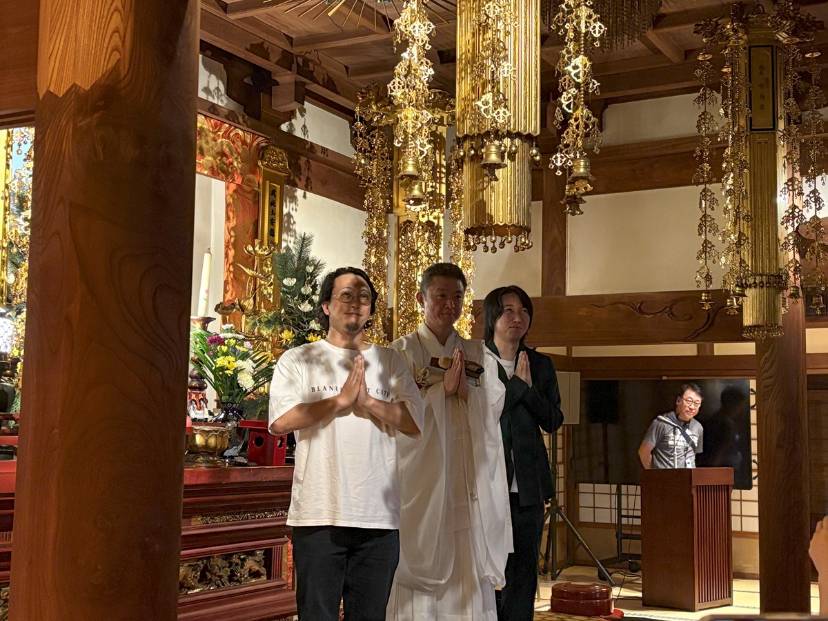 都市ボーイズと池田住職によるフォトセッション