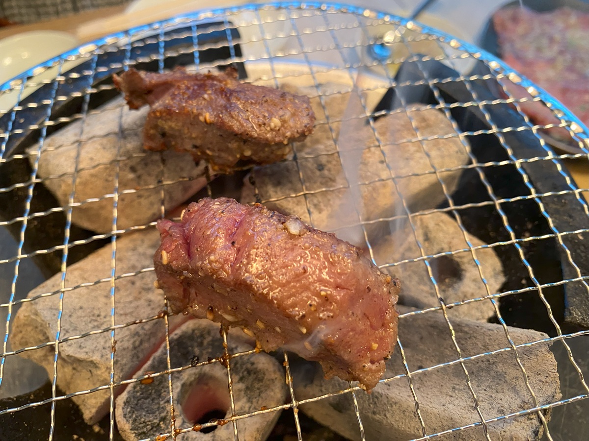 炭火焼でこんがりと焼かれる厚切りタン塩