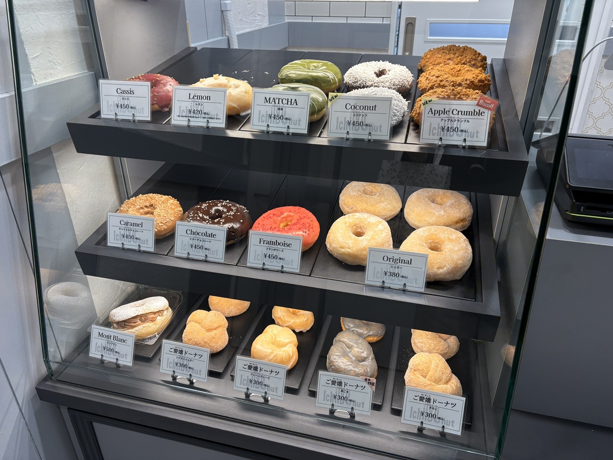 ショーケースに並ぶドーナツ