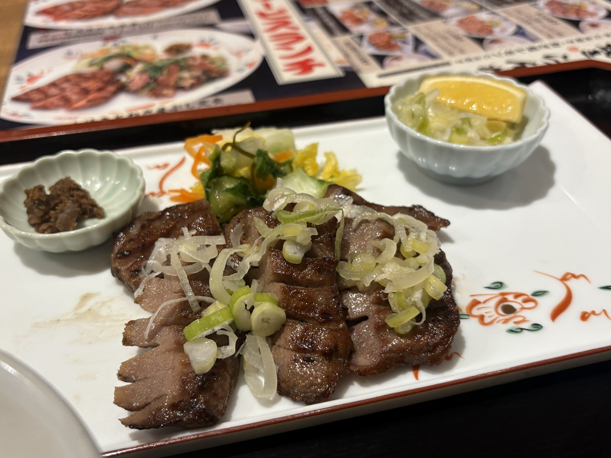 牛たん焼き 仙台 辺見 自由が丘店で「ねぎ塩レモン極上厚切りたん焼き」