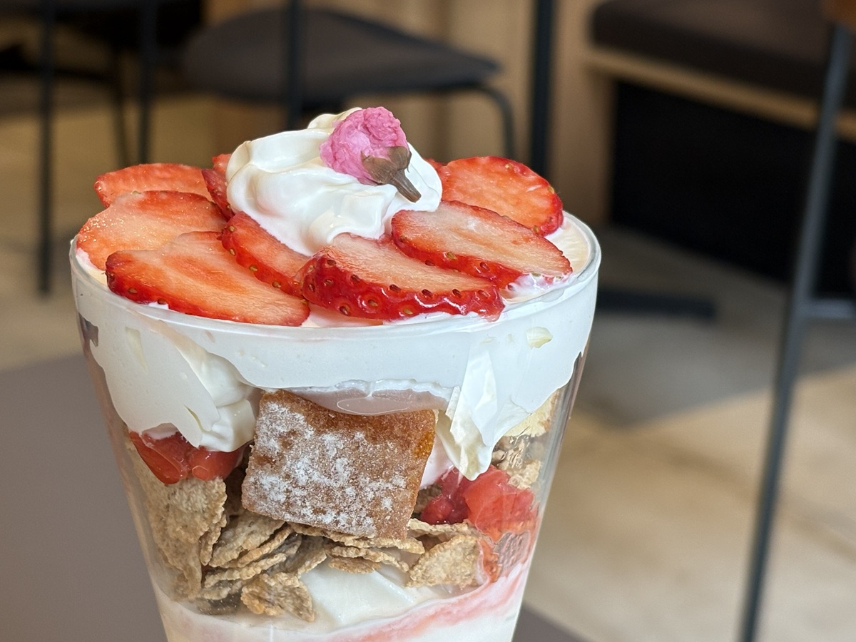 2026年春の新作パフェ　桜の苺ショートケーキパフェ