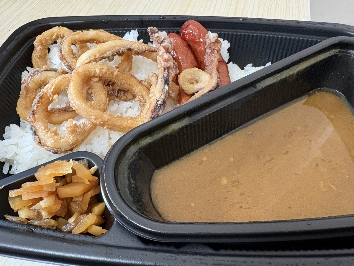 イカカレーにソーセージトッピング