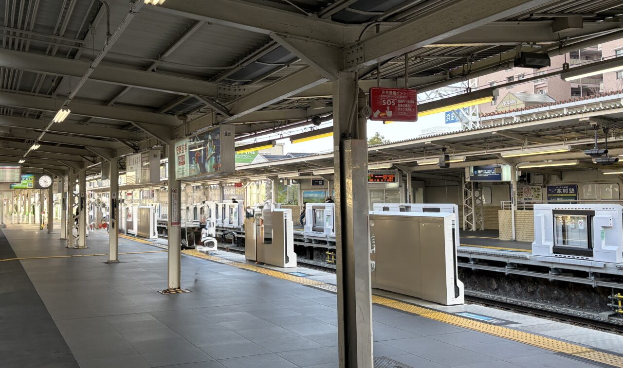 阪急塚口駅　ホームドア２