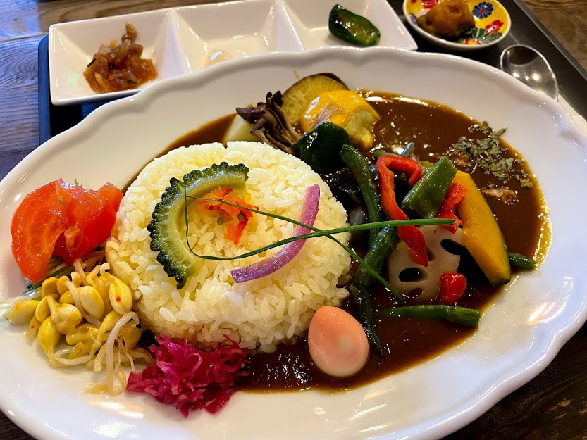 宿屋つばきのスパイスカレー＆喫茶専門店の夏野菜カレー